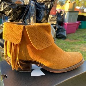 Reba boots by Justin. Size 7
